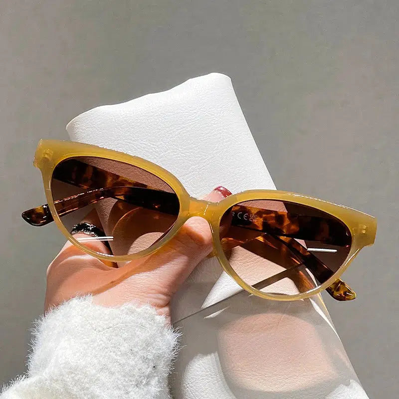 Chic Y2K Cat Eye Sunglasses for a Retro Aesthetic Look and Stylish Vibes